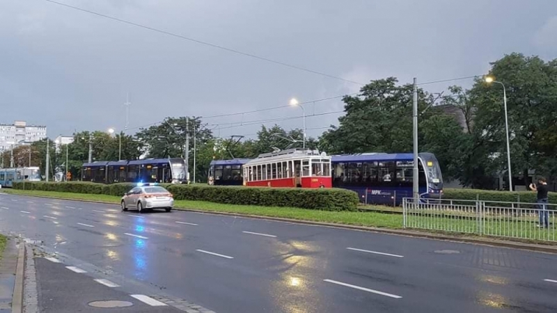 Za stary na nowe tory? Przy ul. Legnickiej wykoleił się zabytkowy tramwaj  - fot. Krzysztof Kozioł