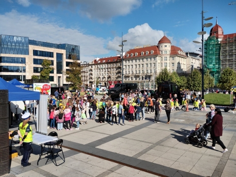 Policjanci pokazali dzieciom jak bezpiecznie zachować się na drodze  - 3