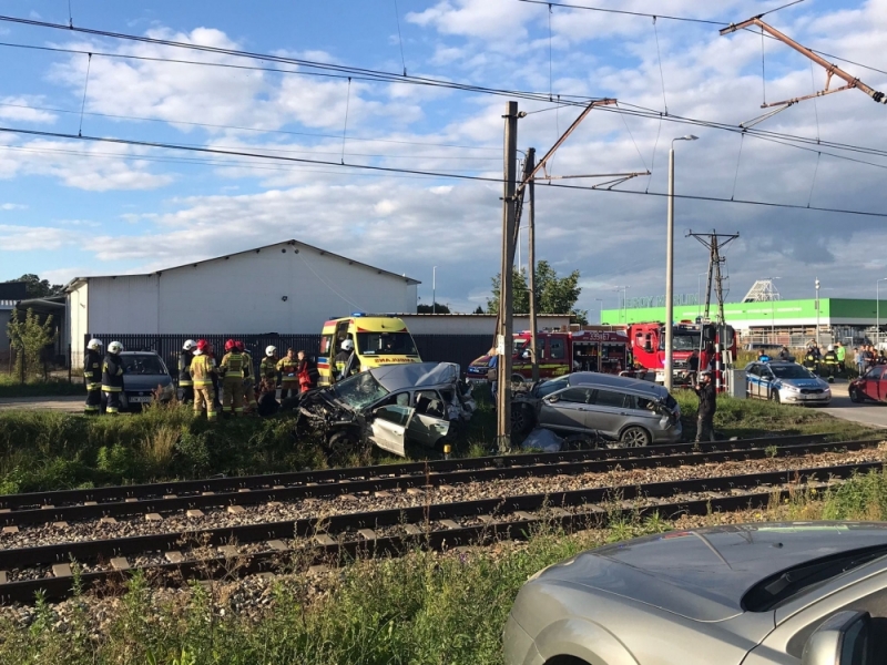 Wypadek z udziałem dwóch aut i pociągu towarowego [FOTO] - fot. Mirków/Facebook