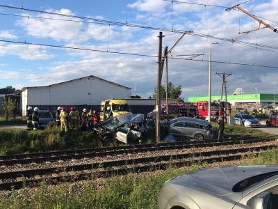 Wypadek z udziałem dw&oacute;ch aut i pociągu towarowego [FOTO]