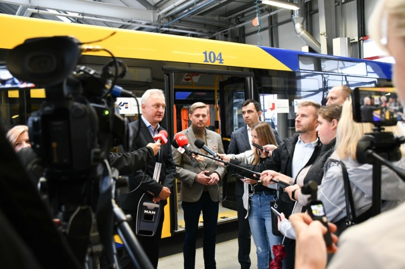 Z Głogowa do Lwowa. Samorząd przekazał autobus, który wozić będzie dzieci do szkół - fot. LSSE