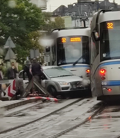 Wrocław: Kolizja auta z tramwajem przy Glinianej