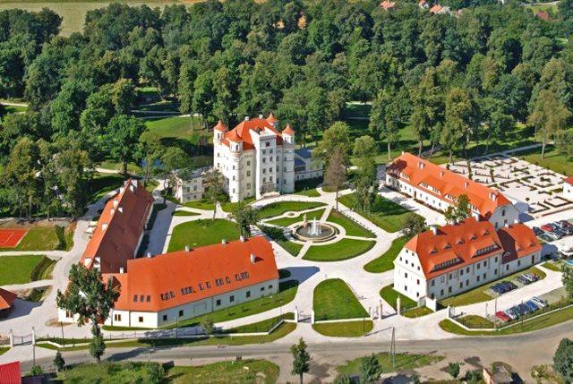 Kończy się gadanie, zaczyna praca - Pałac w Wojanowie, fot. UEFA