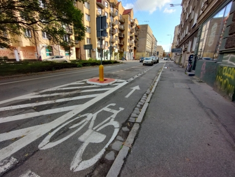 Przedmieście Oławskie domaga się przebudowy niebezpiecznej ścieżki rowerowej [ZDJĘCIA] - 1