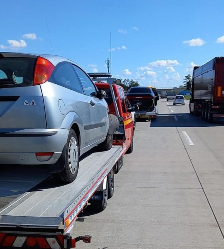 Trudne powroty do domów - drogi dojazdowe do Wrocławia toną w korkach. Na A4 karambol - fot. OSP Gniechowice