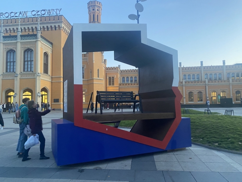Ławeczka przed dworcem nie wytrzymała nawet miesiąca. Już jest zniszczona - fot. Jakub Dworzecki