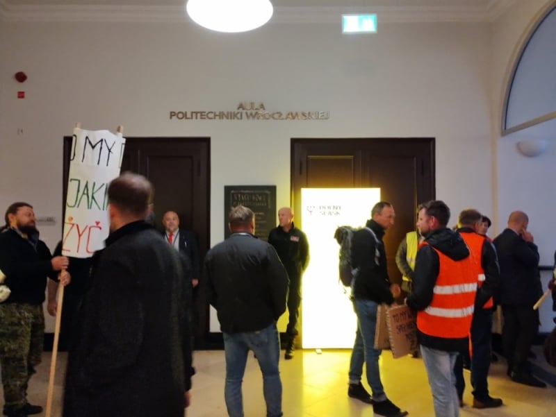 Mieszkańcy chcieli wejść na sesję sejmiku województwa. Zatrzymała ich ochrona - fot. Jakub Ciołko