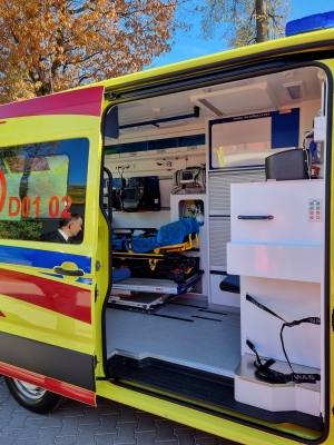 Nowy ambulans zasilił flotę pogotowia ratunkowego przy dzierżoniowskim szpitalu powiatowym - 5