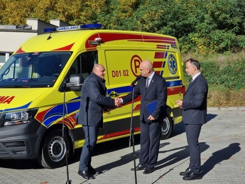 Nowy ambulans zasilił flotę pogotowia ratunkowego przy dzierżoniowskim szpitalu powiatowym - 4