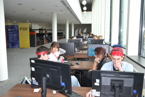 Kto powstrzyma atak hakerski? Informatycy z Polski i Czech grają o „Cybertron” - 8