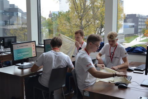 Kto powstrzyma atak hakerski? Informatycy z Polski i Czech grają o „Cybertron” - 11