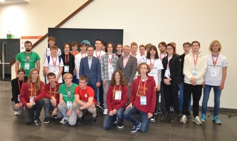 Kto powstrzyma atak hakerski? Informatycy z Polski i Czech grają o „Cybertron” - 2