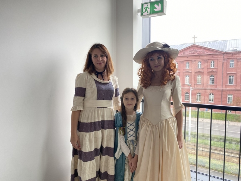 Dzień patrona we wrocławskiej "13". Uczniowie w strojach bohaterów od Fredry - fot. J. Dworzecki