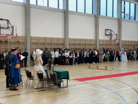 Dzień patrona we wrocławskiej "13". Uczniowie w strojach bohaterów od Fredry - 0