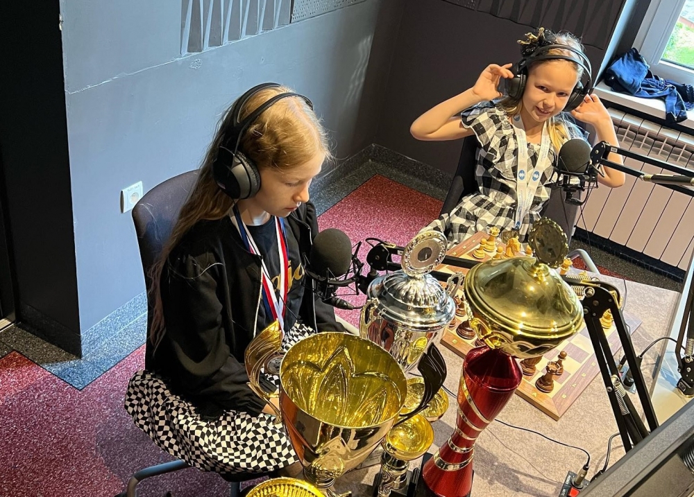 Dwa wybitne, szachowe umysły mieszkające pod jednym dachem - fot. Facebook / Chess Sisters Kaja&Lila