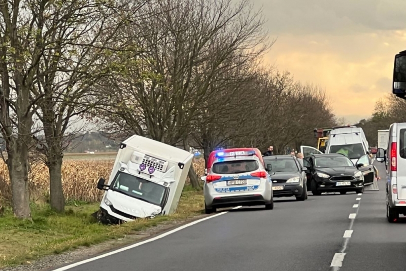 Bus w rowie. Utrudnienia na DK nr 35 - fot. Aleksander Ogrodnik