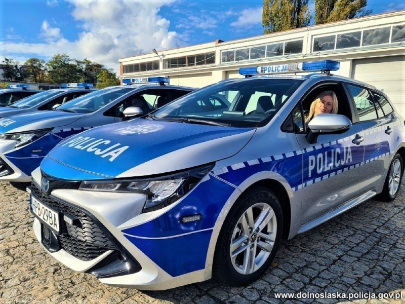 Nowe, hybrydowe radiowozy dolnośląskich policjantów - fot. dolnośląska policja