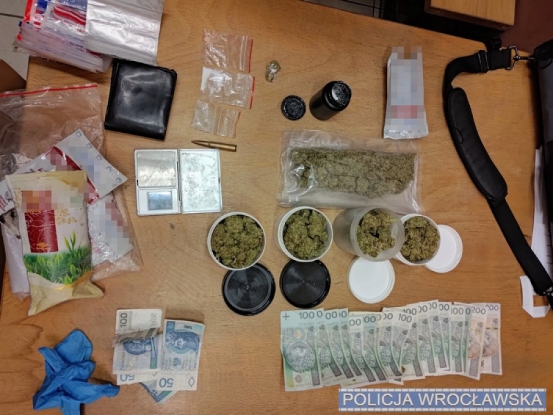 Policjanci przejęli 2 tys. porcji handlowych amfetaminy i marihuany - fot. Policja