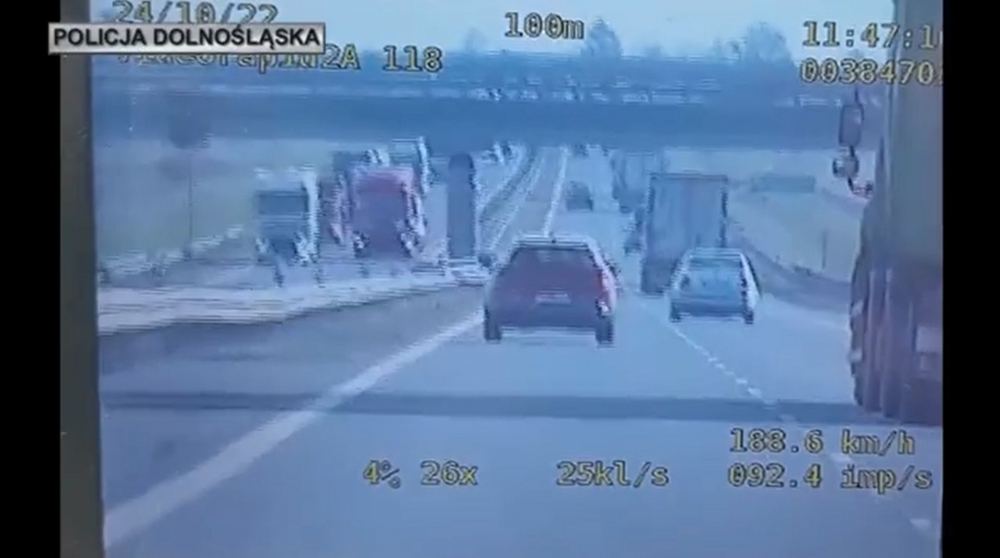 189 km/h po S8. Skończyło się wysokim mandatem  - fot. Policja