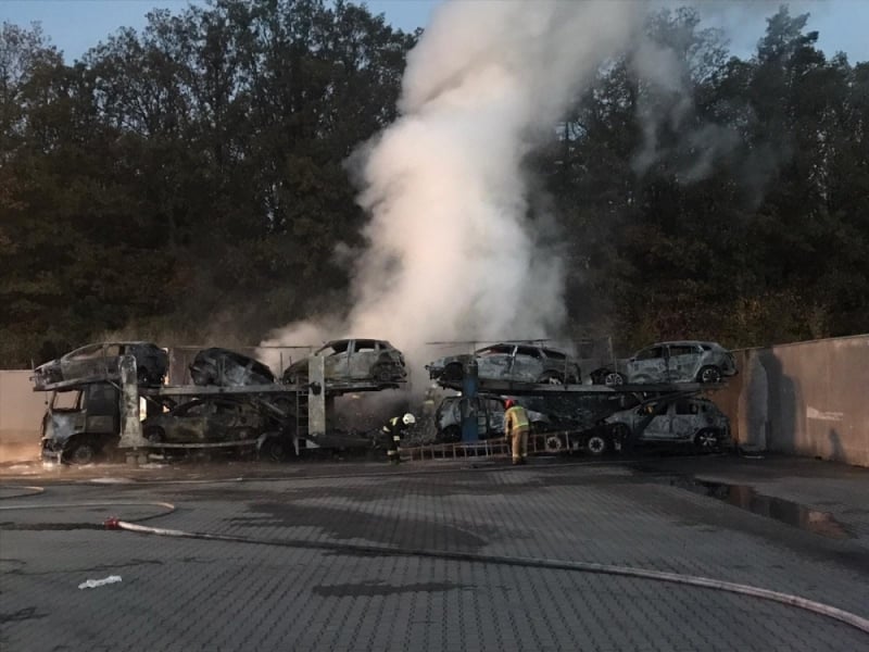 Pożar rodem z Hollywood. W sumie spłonęło osiem aut i ciężarówka - fot. Ochotnicza Straż Pożarna w Nowogrodźcu / Facebook