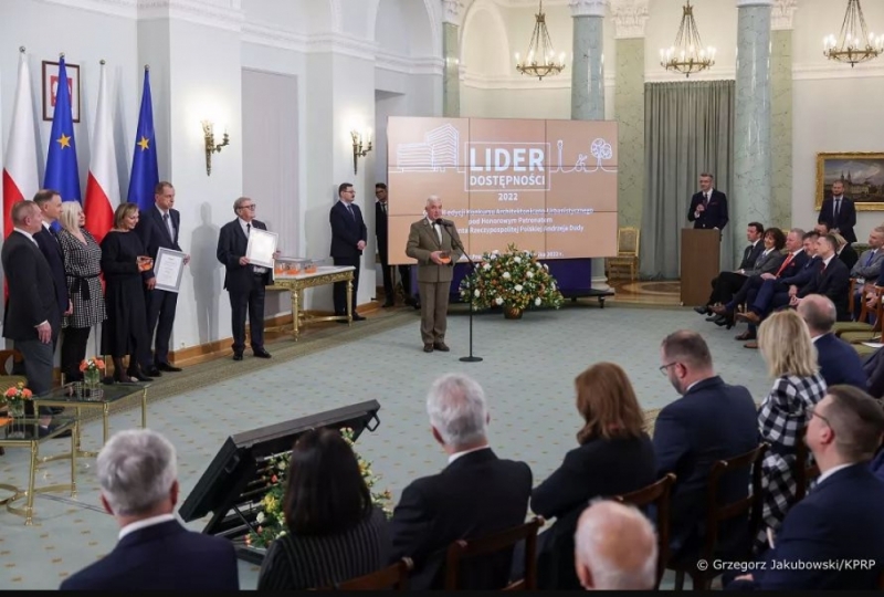 Dyrektor Karkonoskiego Parku Narodowego odebrał nagrodę od prezydenta - fot. KPRP