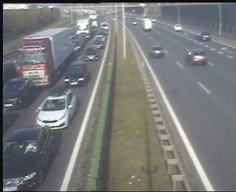 Wypadek i ponad 10 km korek na autostradzie A4. Utrudnienia także na AOW - 0
