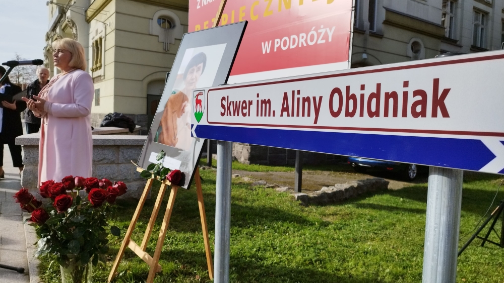 Skwer przed teatrem Norwida w Jeleniej Górze ma nowego patrona. To była dyrektorka instytucji - fot: Piotr Słowiński