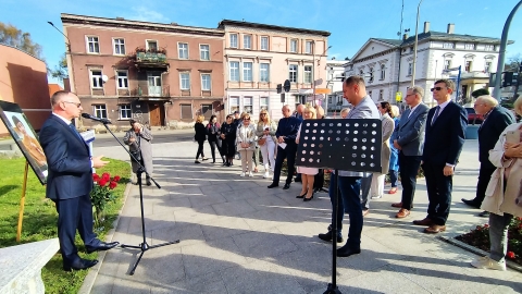 Skwer przed teatrem Norwida w Jeleniej Górze ma nowego patrona. To była dyrektorka instytucji - 1