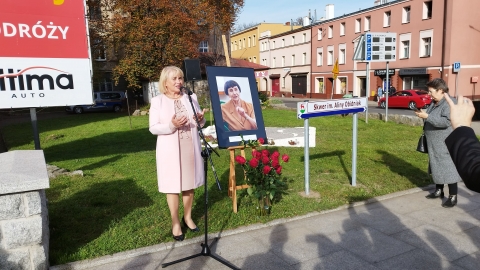 Skwer przed teatrem Norwida w Jeleniej Górze ma nowego patrona. To była dyrektorka instytucji - 2