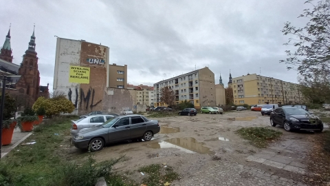 Legnica: Był budynek PZPR, była skarbówka... teraz jest dziki parking - 6