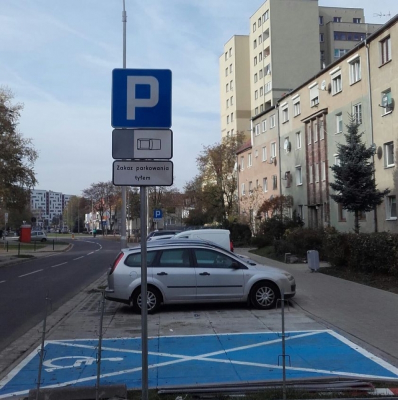 Wrocław: Zakaz parkowania tyłem. Spaliny przeszkadzały mieszkańcom  - Fot. Rada i Zarząd Osiedla Tarnogaj 