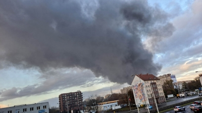 Kłęby czarnego dymu nad Wrocławiem. Płonie hala produkcyjna [RELACJA LIVE] - 0