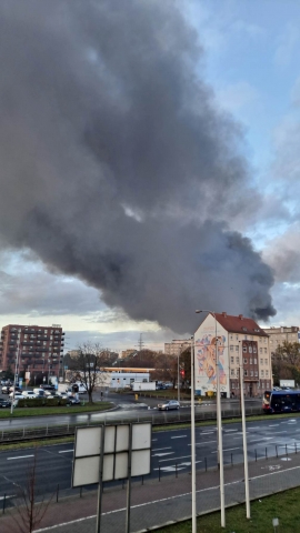 Kłęby czarnego dymu nad Wrocławiem. Płonie hala produkcyjna [RELACJA LIVE] - 1