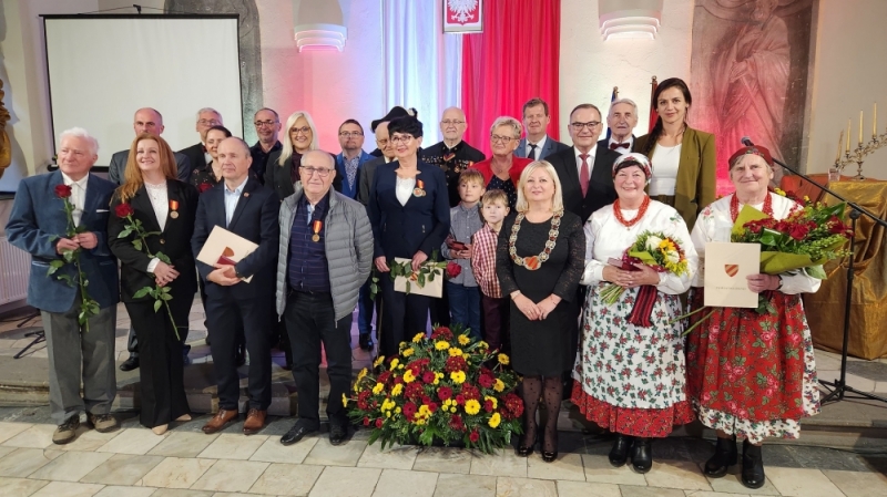 Odznaki "Zasłużony dla Powiatu Kłodzkiego" wręczone - fot. Jarosław Wrona