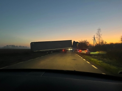 TIR stoi w poprzek i blokuje drogę