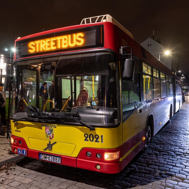 Można się w nim ogrzać i zjeść coś ciepłego. Na wrocławskie ulice wyjechał "streetbus"  - fot: Biuro Prasowe Urzędu Miejskiego Wrocławia