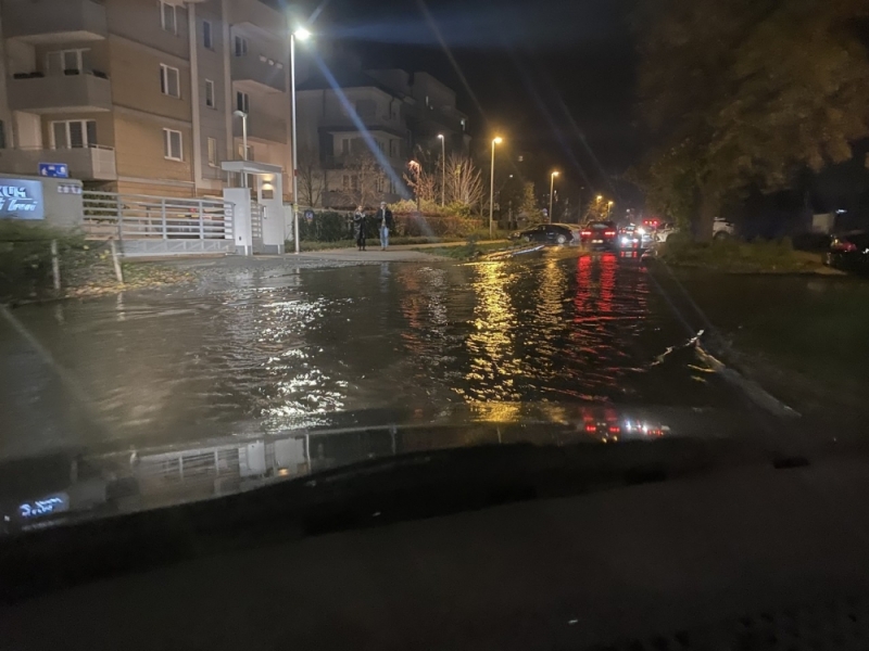 Pęknięta rura na wrocławskim Tarnogaju. Kilka ulic zalanych – fot. J. Dworzecki