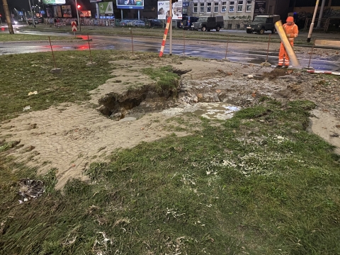 Pęknięta rura na wrocławskim Tarnogaju. Kilka ulic zalanych - 1