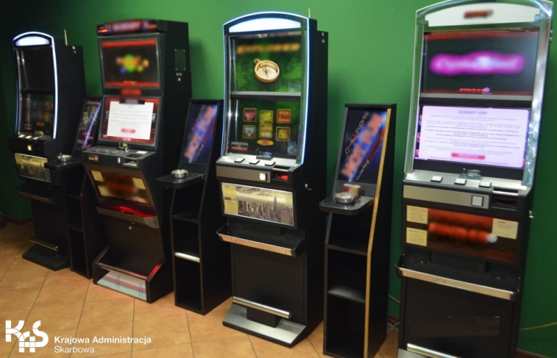 KAS zabezpieczyła kolejne 53 nielegalne automaty do gier hazardowych - fot: KAS
