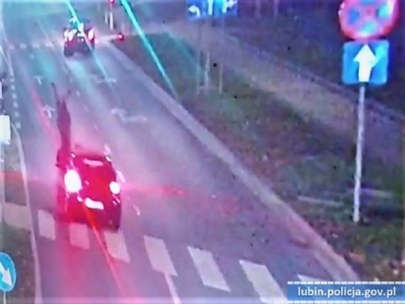 Kobieta weszła na pasy na czerwonym świetle. Była nietrzeźwa - Fot: dolnośląska policja