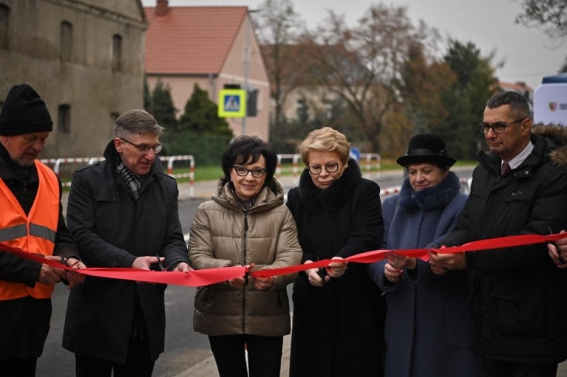 Marszałek Witek uczestniczyła w otwarciu drogi powiatowej w Koskowicach - fot. TT/Elżbieta Witek