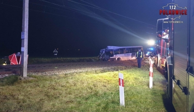 Wypadek autokaru. Pod Ścinawą zderzył się z pociągiem. Nie żyje kierowca
