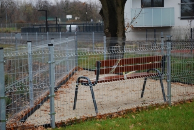 Ławeczka za kratą na wrocławskich Kuźnikach