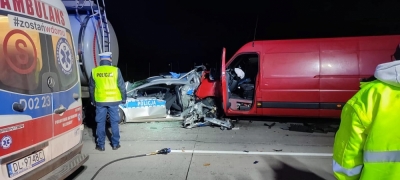 Bus uderzył w radiow&oacute;z. Stan policjant&oacute;w jest dobry [AKTUALIZACJA]