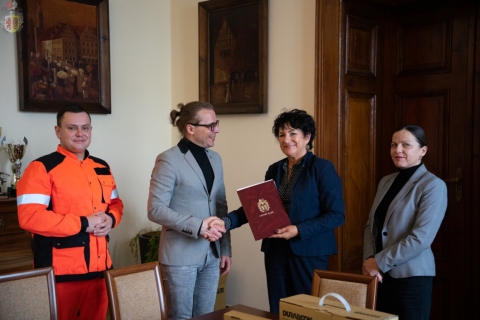 Lwówek Śląski: Sprzęt ratujący życie za prawie 30 tys. złotych dla karetki - 3