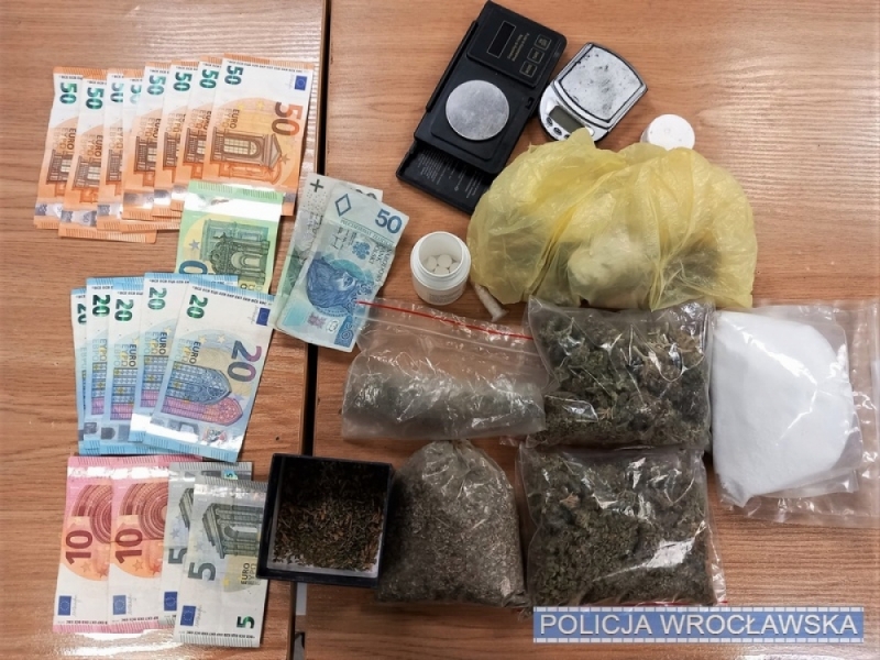 Policjanci wezwani do agresywnego mężczyzny znaleźli 700 porcji marihuany - fot. Policja