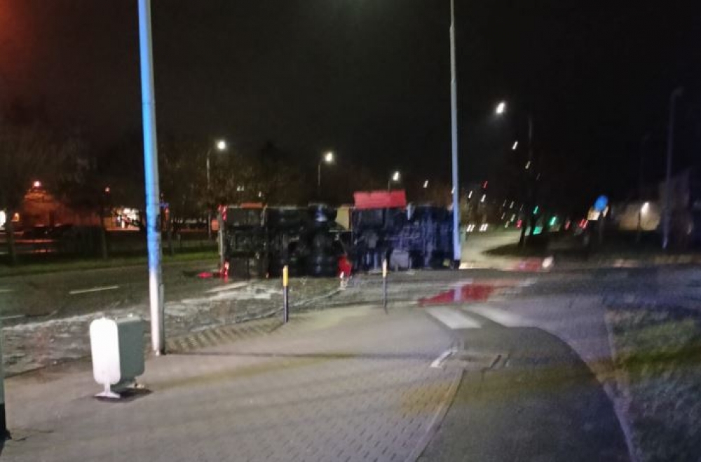 Poważny wypadek we Wrocławiu. Wóz strażacki zderzył się z busem - fot. Krzysztof Wysocki