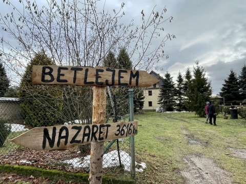 Gaszą pożary i... budują "żywe szopki". Przy stajence w Starczowie pojawiły się zwierzęta - 1