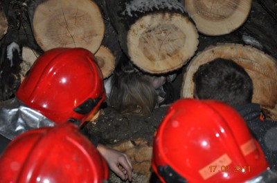 Nastolatka uwięziona pod stosem drewna  - 1