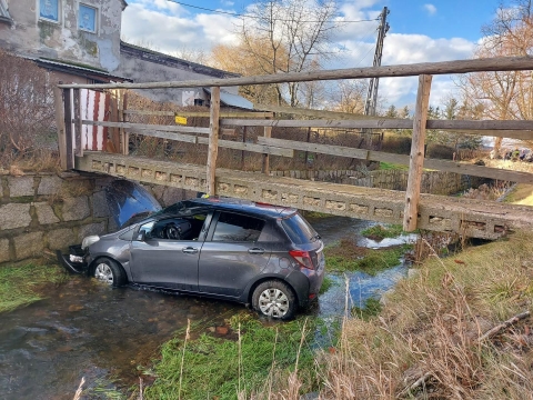 Śmiertelny wypadek w Sadach Dolnych. Samochód wpadł do rzeki [ZDJĘCIA] - 1